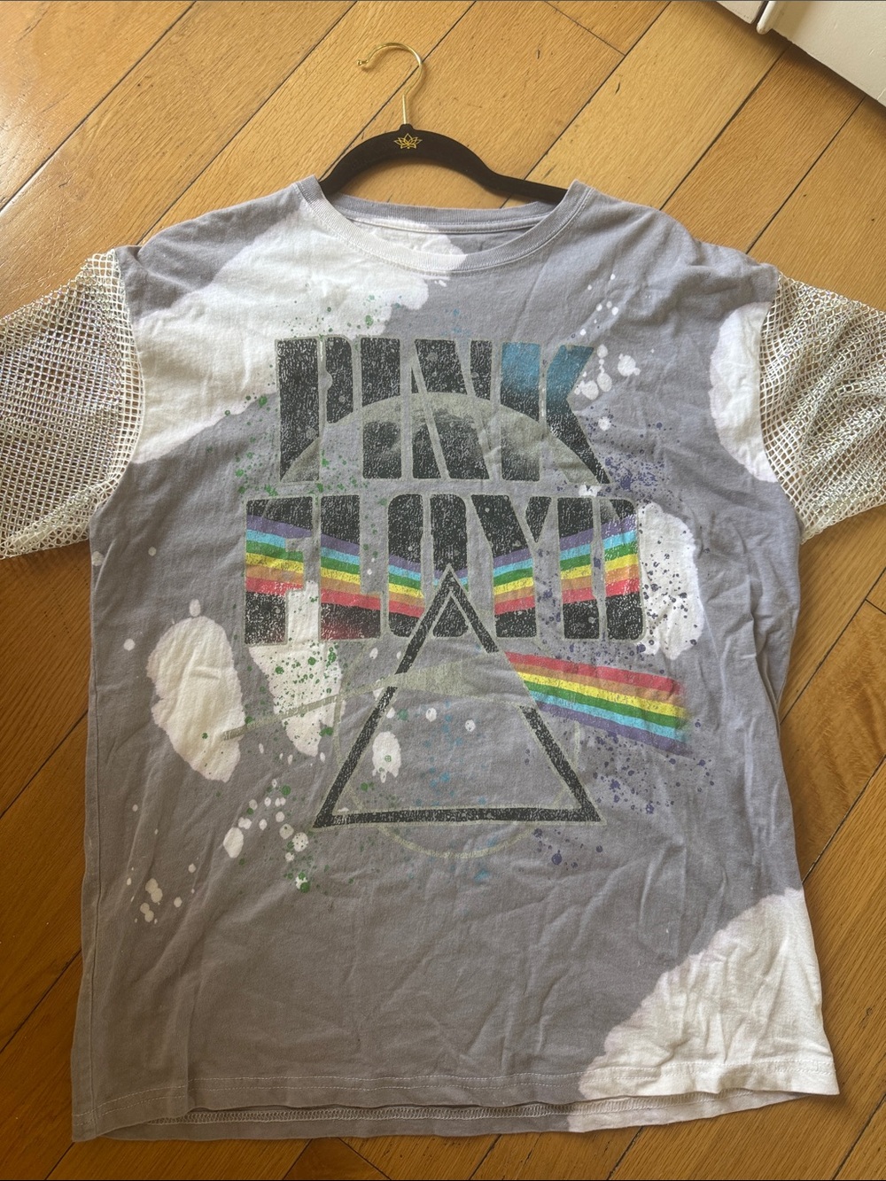 Buckle Pink Floyd Short Sleeve Tee in Gray with Rainbow Graphic